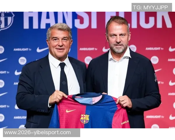 弗里克手握加维球衣与西超杯奖杯合影球员现场观战决赛引关注